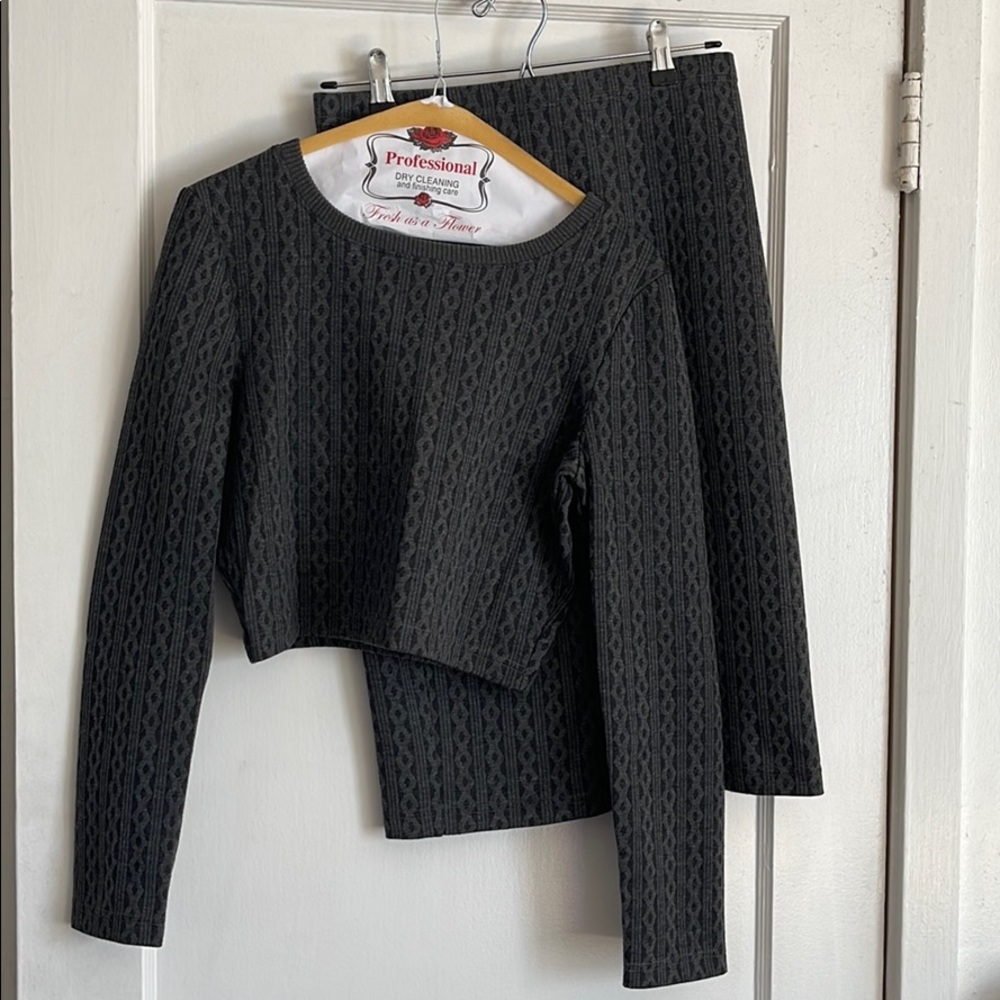 Two piece sweater skirt set!! 🌬